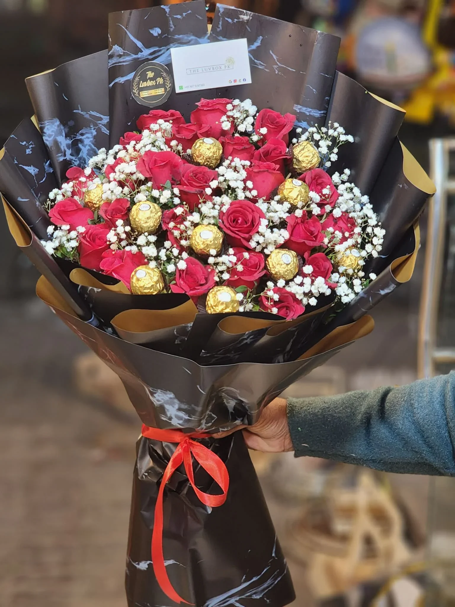 Rosé Delight Bouquet – Roses & Ferrero Luxury Combo